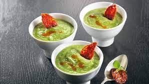 Soupe aux petits pois et chips de chorizo